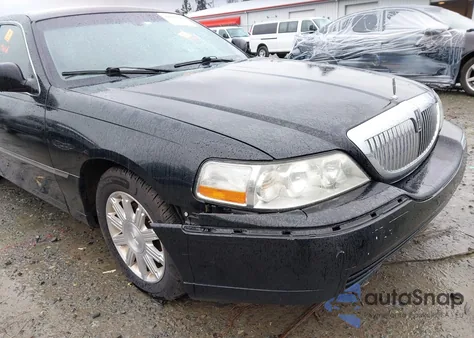 2011 Lincoln Town Car Signature Limited z USA, uszkodzony, nr VIN 2LNBL8CV6BX763923